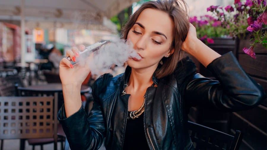 mujer joven vapeando